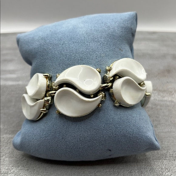 Vintage Mid Century Signed Lisner White Thermoset Teardrop Chunky Bracelet - Picture 8 of 13